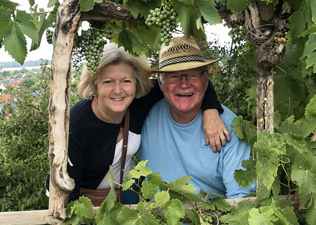 Aksel og Gitte blandt vinranker og drueklaser