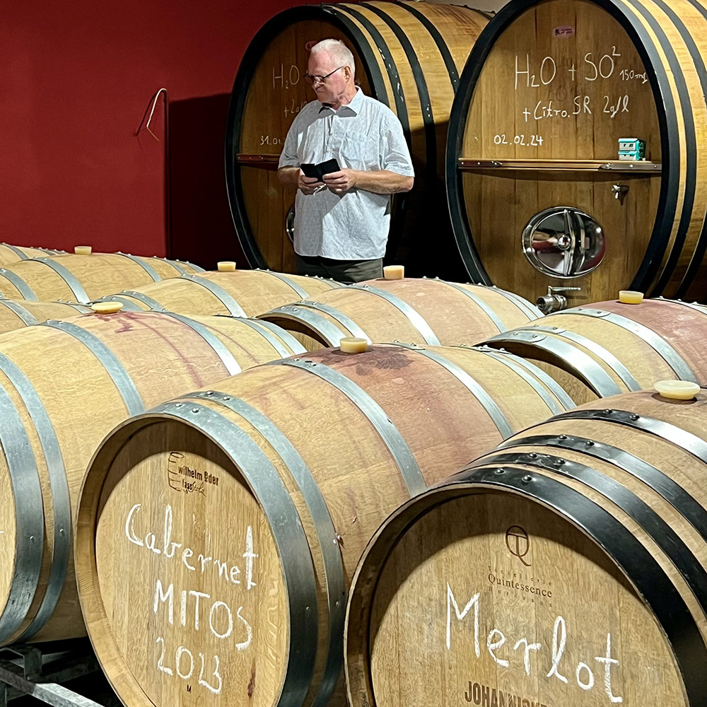 Aksel Kiilerich undersøger vinfade under et besøg hos en vinproducent
