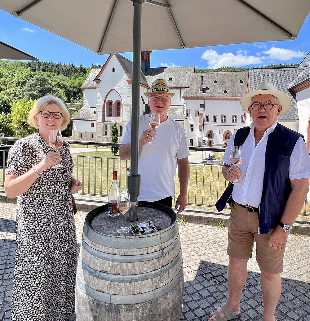 Aksel Kiilerich besøger en vinproducent på en vinrejse