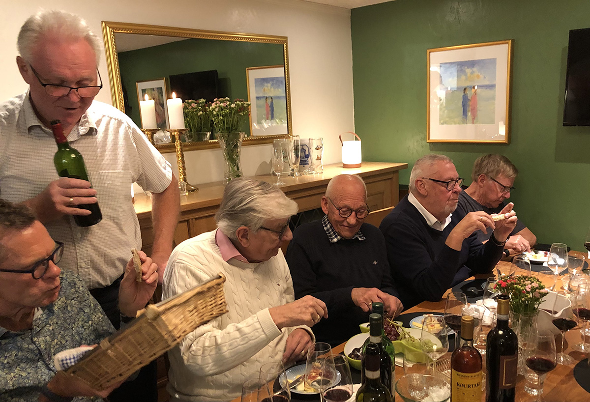 Aksel Kiilerich fortæller om en vin ved en vinsmagning i Lind