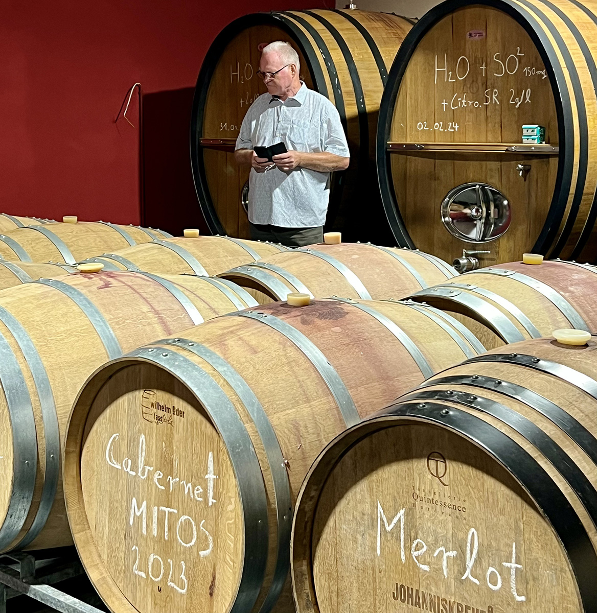 Aksel Kiiletich tager notater for at vælge den bedste vin til sine kunder