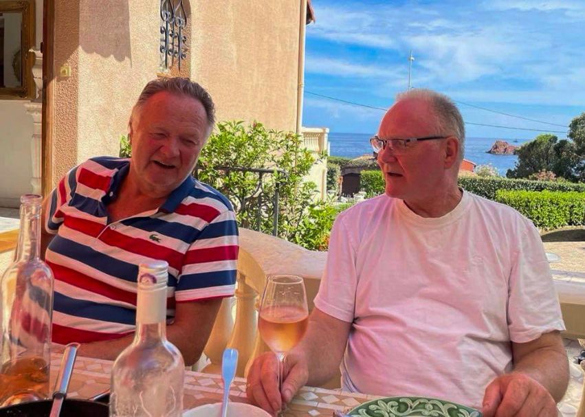 Aksel i hyggelig samtale med en vinbode