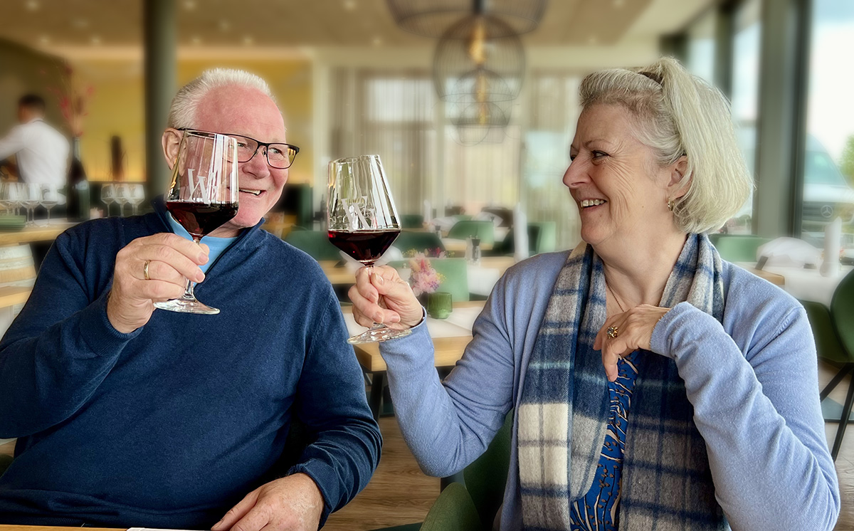 Aksel og Gitte skåler