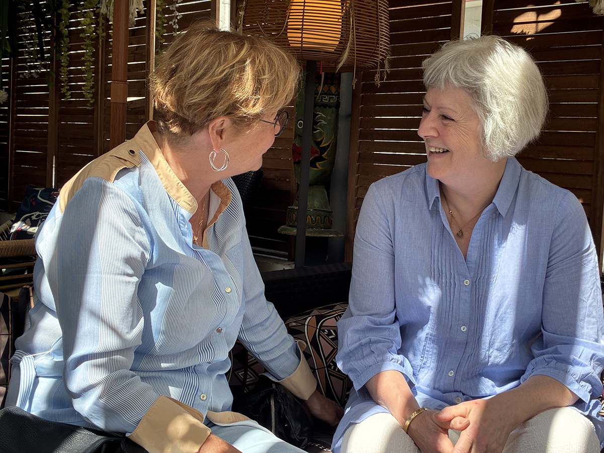 Gitte Kiilerich er gået i skyggen og tale med en lokal vinbonde