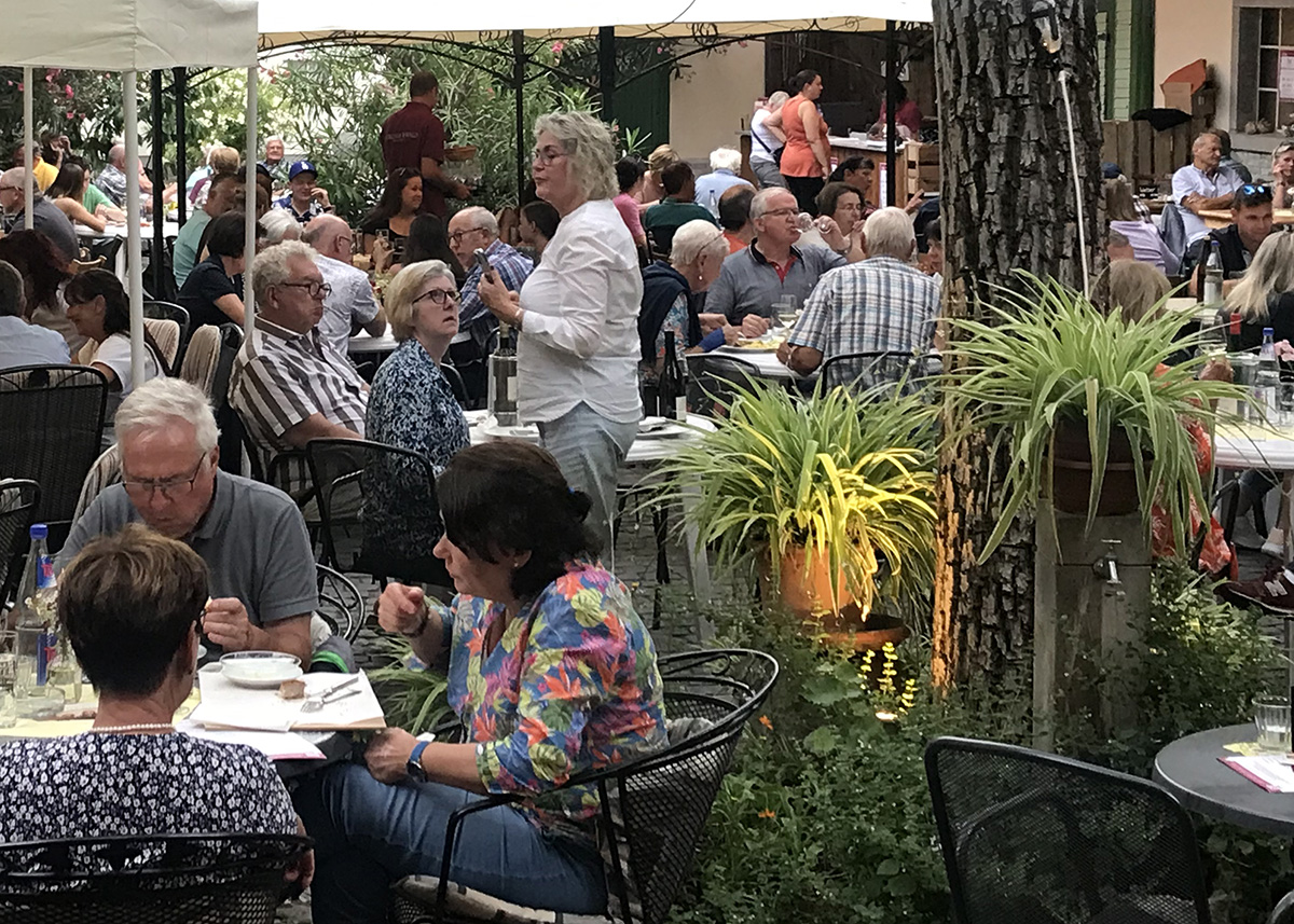 Gitte Kiilerich følger interesseret med i fortællingen om mad og vin