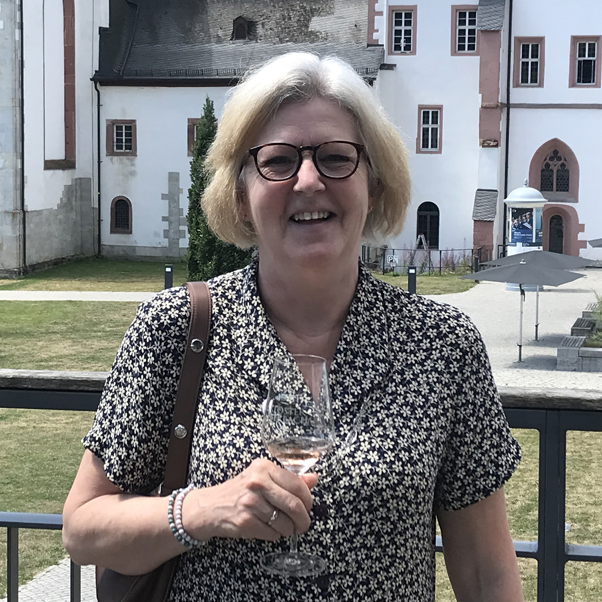 Gitte Kiilerich foran et vinslot under sydlige himmelstrøg
