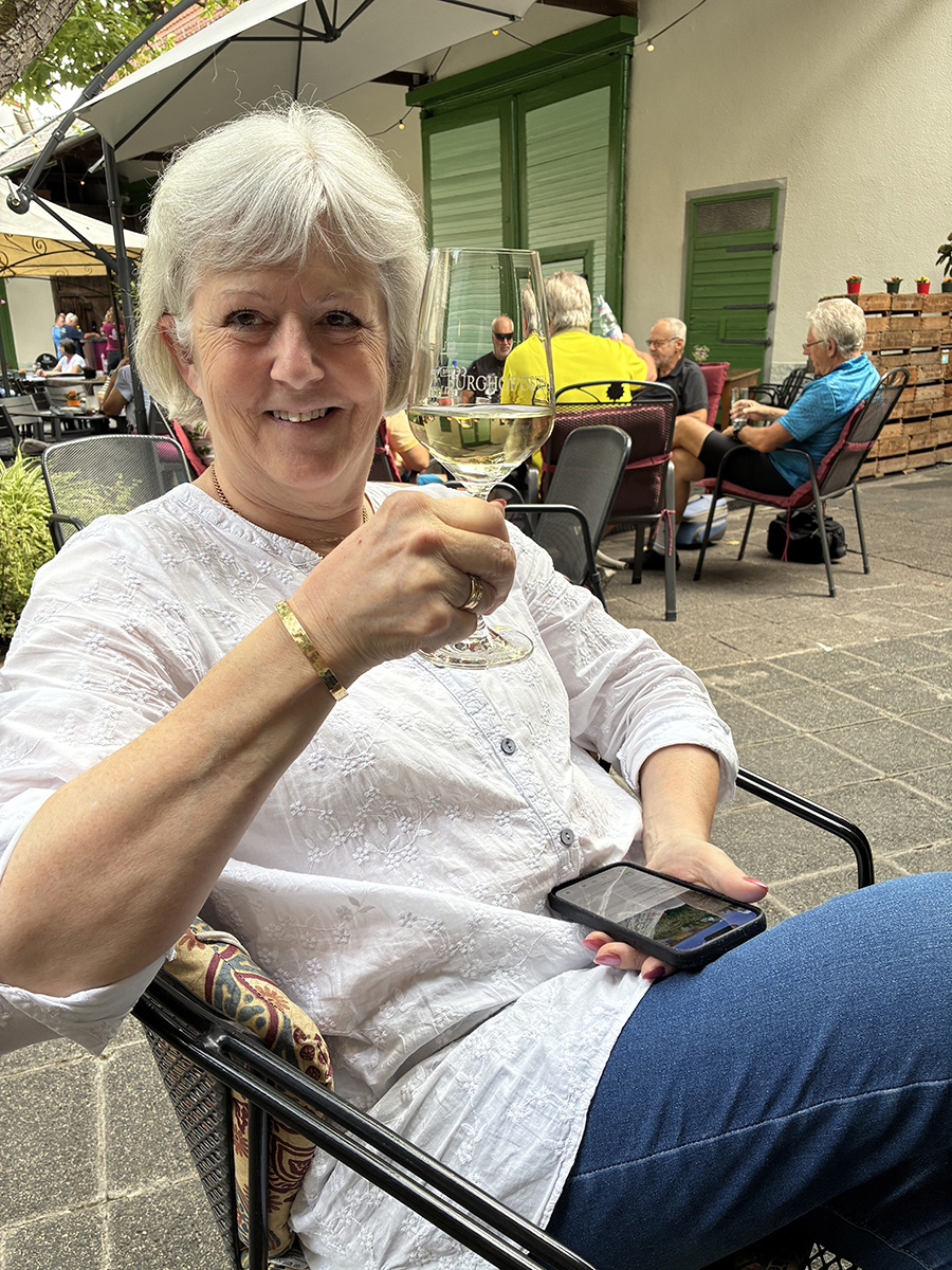 Gitte med glas i hånden