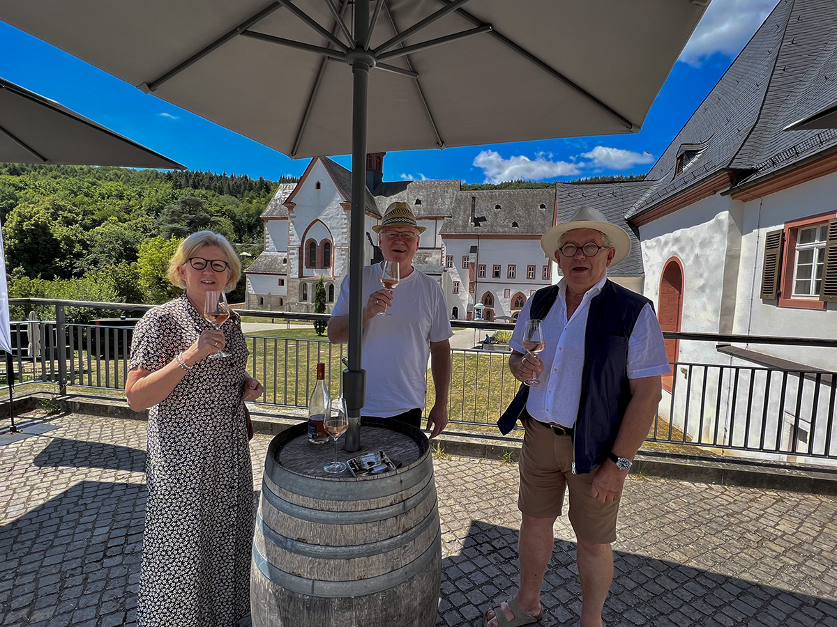 Gitte og Aksel Kiilerich nyder sommervarmen med dejlig hvidvin ved et vinslot i syden