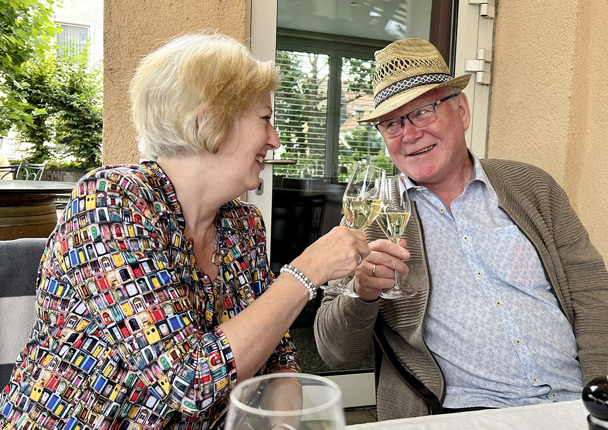 Gitte og Aksel Kiilerich skåler i en liflig hvidvin